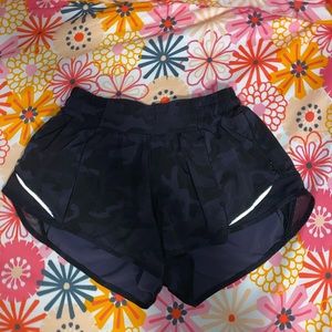 Lululemon camo hotty hot shorts size 4, 2.5”